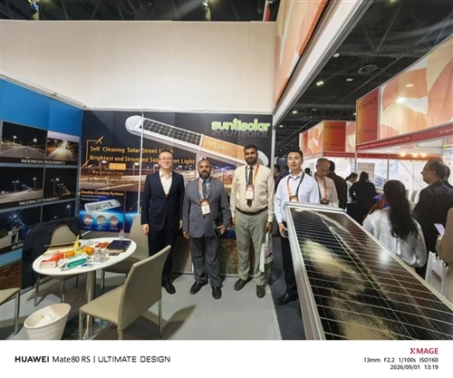 شركة Suntisolar تعرض التنظيف الذاتي لمصابيح الشوارع بالطاقة الشمسية في معرض ا...